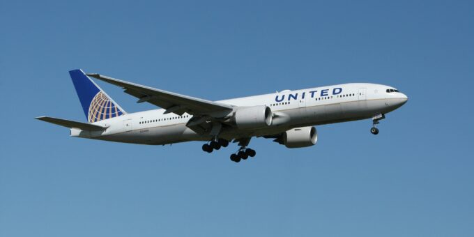 United hails FAA-ordered hourly flight cap at Newark